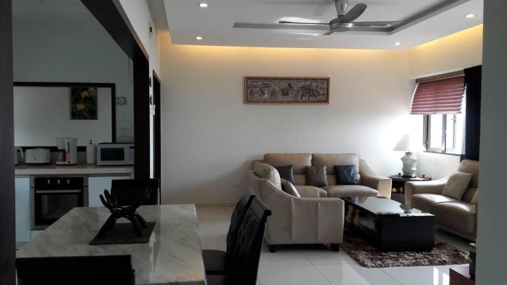 Susie'S Resort Seaview Suites At Sri Sayang Batu Ferringhi Exterior foto